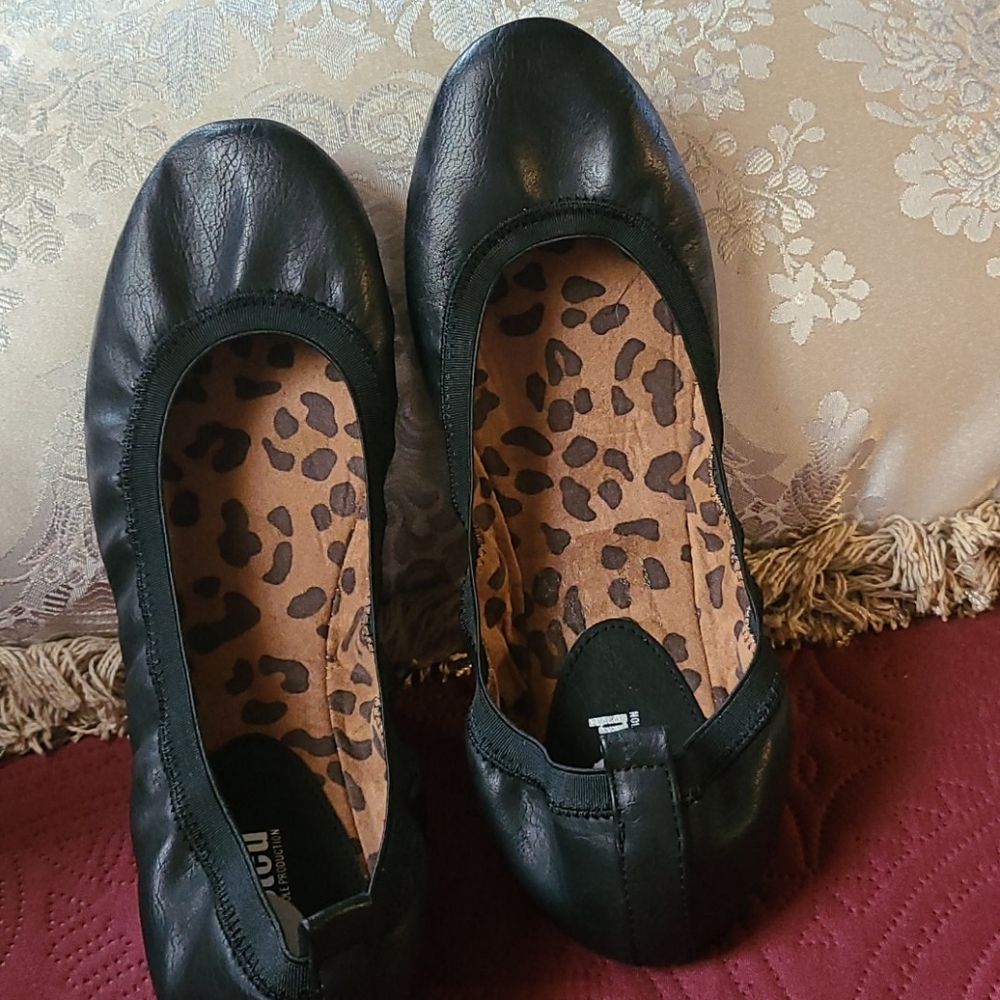 Black Unlisted Shoes